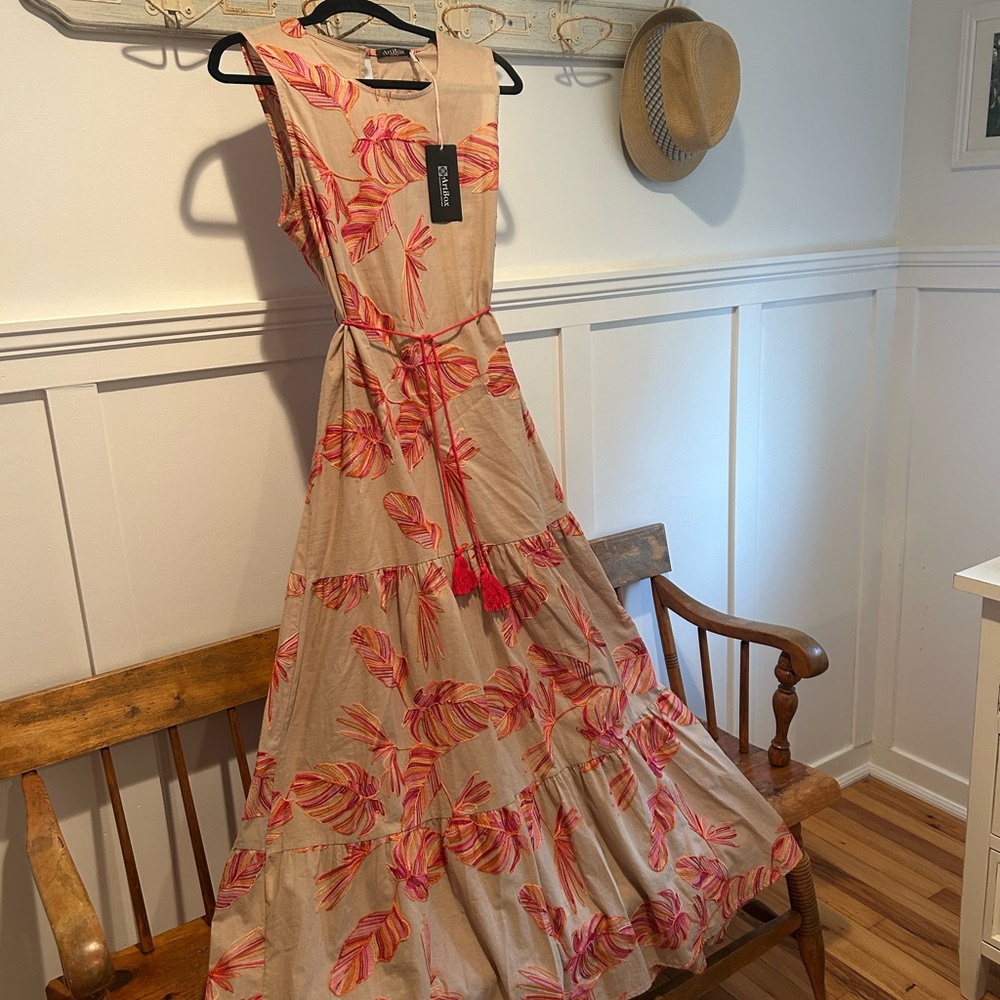 Chic Leaf Print Maxi Dress in Red and Tan